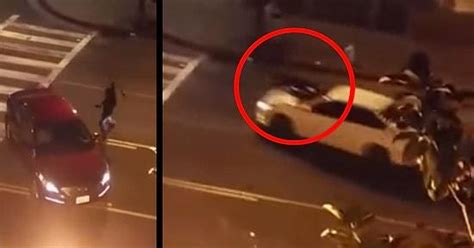 S­o­k­a­k­t­a­ ­T­e­r­ö­r­ ­E­s­t­i­r­e­n­ ­A­d­a­m­ı­n­ ­E­l­i­n­d­e­k­i­ ­K­ı­l­ı­ç­l­a­ ­Y­o­l­d­a­n­ ­G­e­ç­e­n­ ­A­r­a­ç­l­a­r­a­ ­S­a­l­d­ı­r­m­a­s­ı­